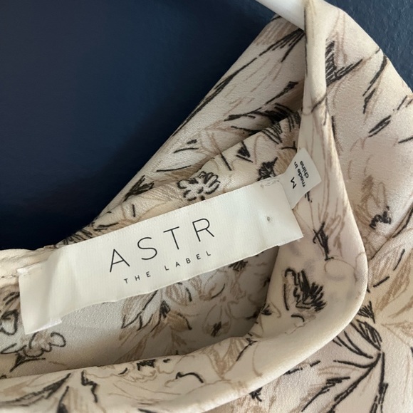 NWOT ASTR The Label Off White Sketch Long Sleeve Drape Tie Back Top Size M - Picture 5 of 6